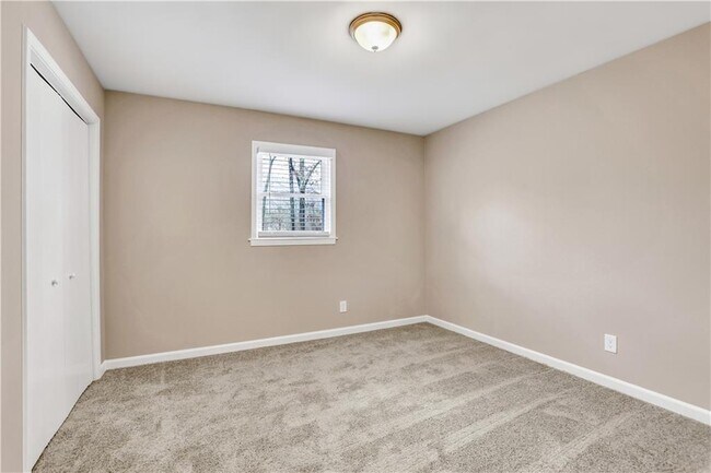 Building Photo - 4952 Pebblebrook Dr