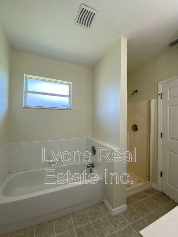 Building Photo - 539 Alexia Ave S
