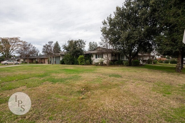 Building Photo - Fig Garden area Large Home, 4BR/3BA, Pool - Lots of Amenities!