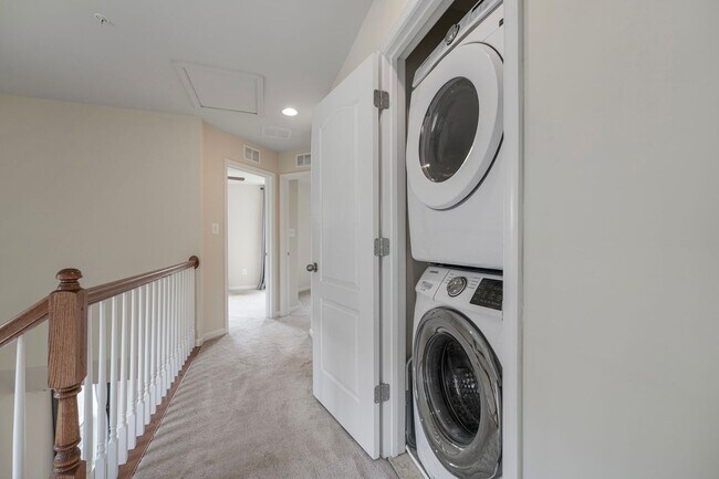 Building Photo - Spacious 3-Level END UNIT Townhome
