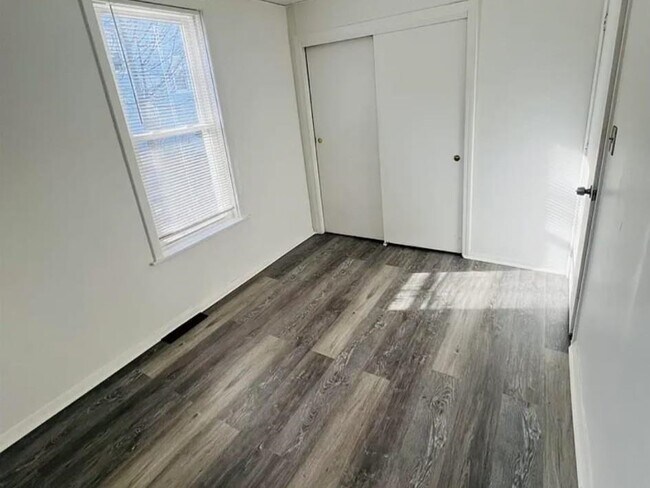 Building Photo - 384 Belmont St