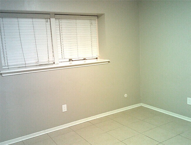 Building Photo - 1102 W Tri Oaks Ln