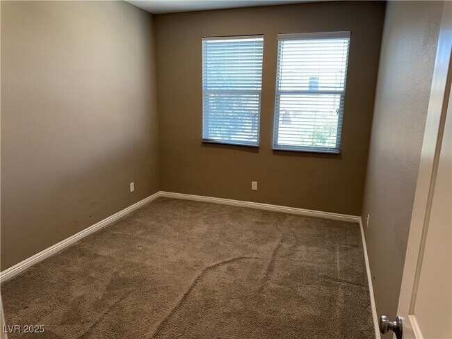 Building Photo - 921 Riverlawn Pl