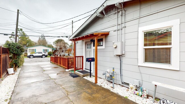 Building Photo - Beautiful 2 Bedroom 1.5 Bathroom Home! Sho...