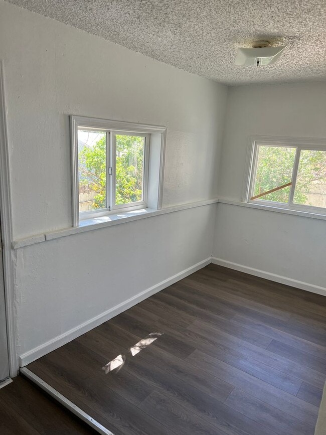 Building Photo - 3 Bedroom, 1 Bathroom Home