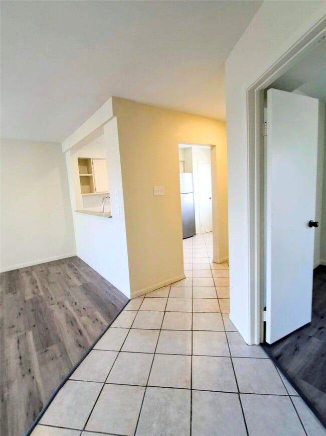 Building Photo - 500 Tiki Dr