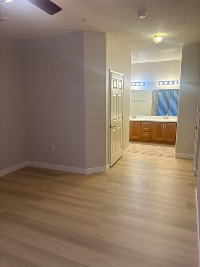 Building Photo - Downstairs unit with 3 bedroom and with two baths