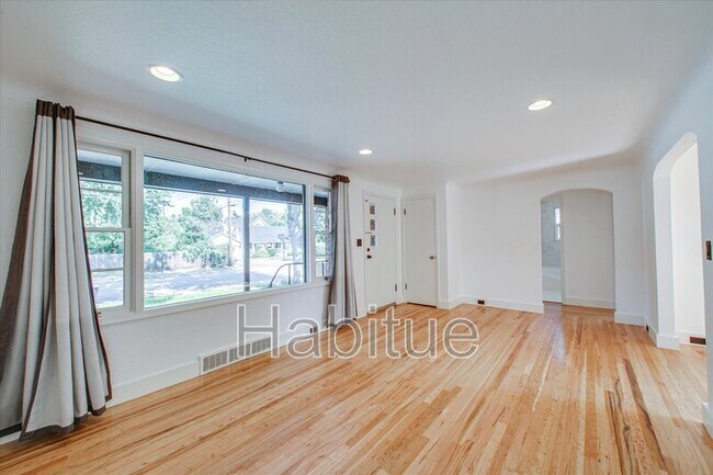 Building Photo - 414 S Pond St