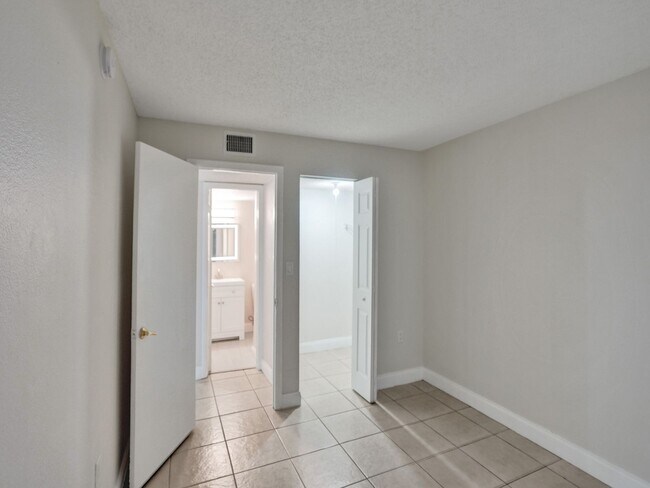 Building Photo - Renovated & Updated 2 Bed/2 Bath Condo with Patio – Prime Springcrest Location!