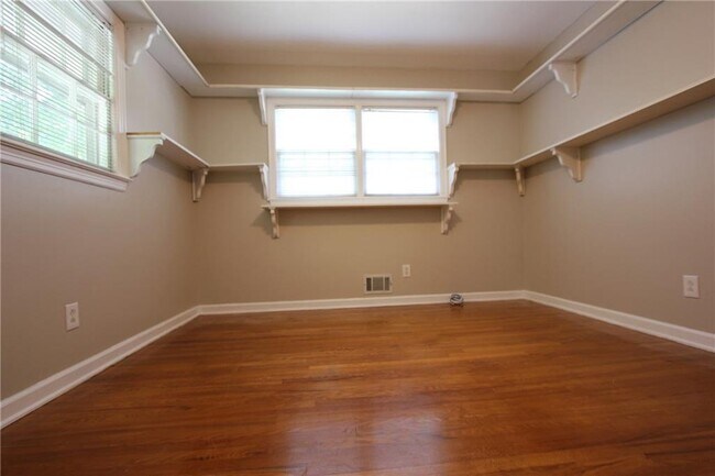 Building Photo - 2944 Piedmont Dr