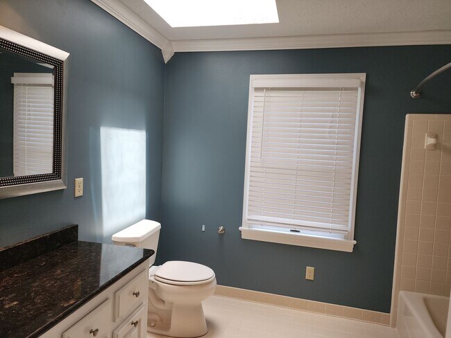 Building Photo - Incredible Spacious Home in Five Lakes!