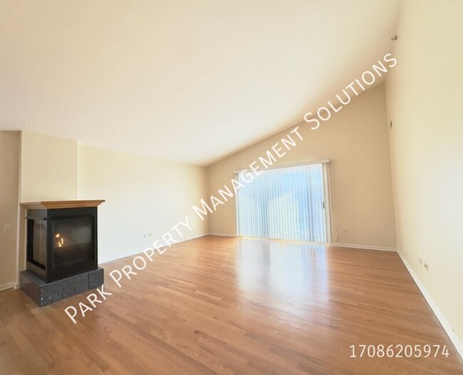 Building Photo - Oak Forest - 2 Bedroom, 2 Bath Penthouse C...