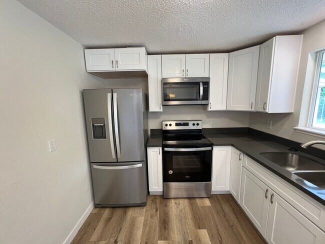 Building Photo - Recently Renovated Spacious Rambler with M...