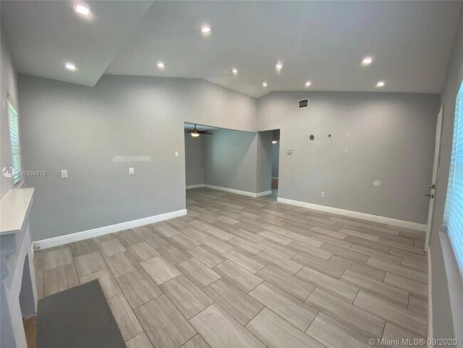 Building Photo - 2631 SW 30th Ct