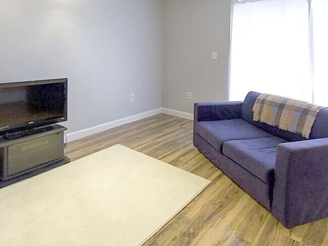 Building Photo - Spacious Studio Apartment with Stunning Vi...