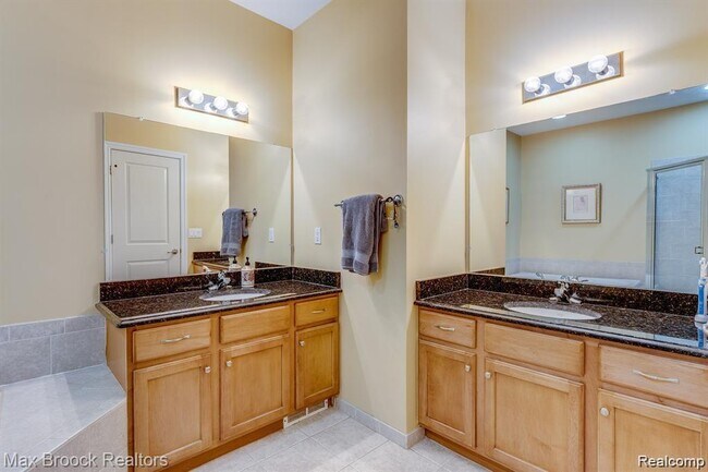 Building Photo - 1050 Oakwood Dr