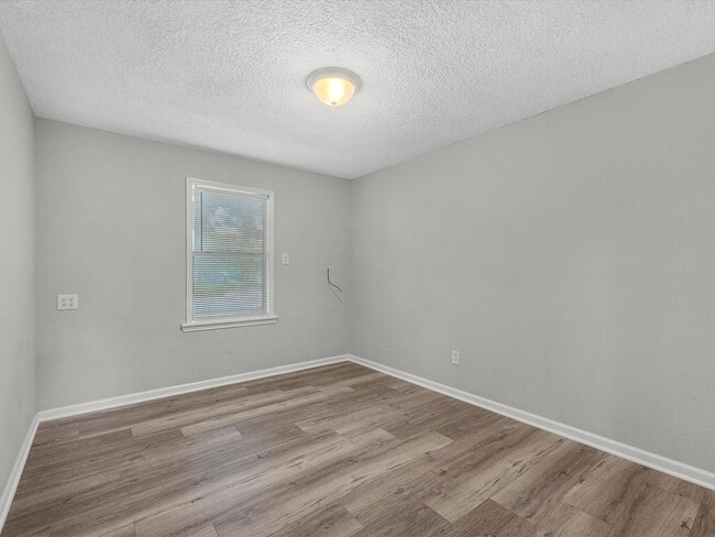 Building Photo - 212 N Shady Oaks St