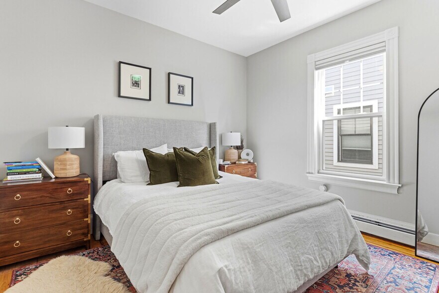 Building Photo - 722 E 2nd St