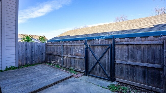 Building Photo - Lovely 3 Bedroom Townhouse ~ Water Included