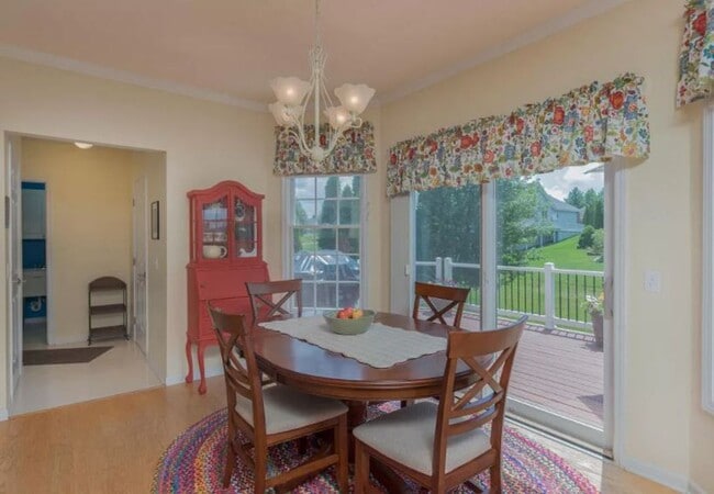 Building Photo - Beautiful large 4 bedroom Home