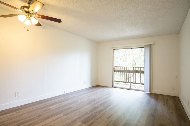 Building Photo - FREE RENT: Nicely Updated Top Floor Corner 2-Bdr Near OHSU w/Private Balcony!