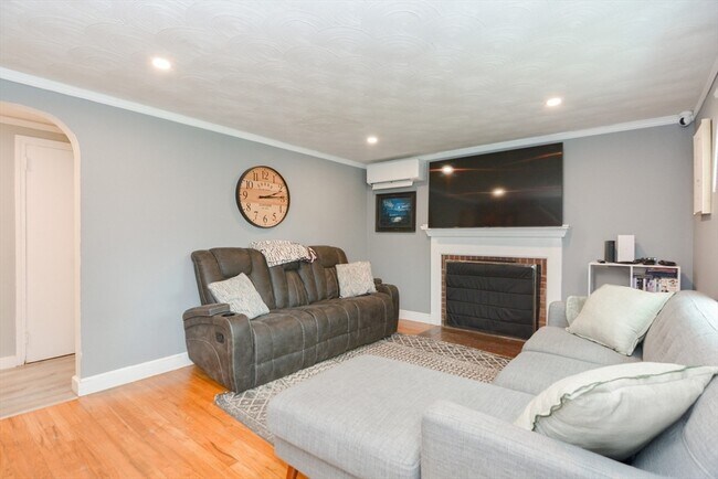 Building Photo - 8 Roberts Rd