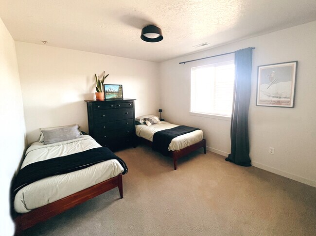 Building Photo - 16848 N Breeds Hill Ave