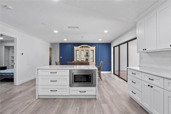 Building Photo - 904 Carvell Dr