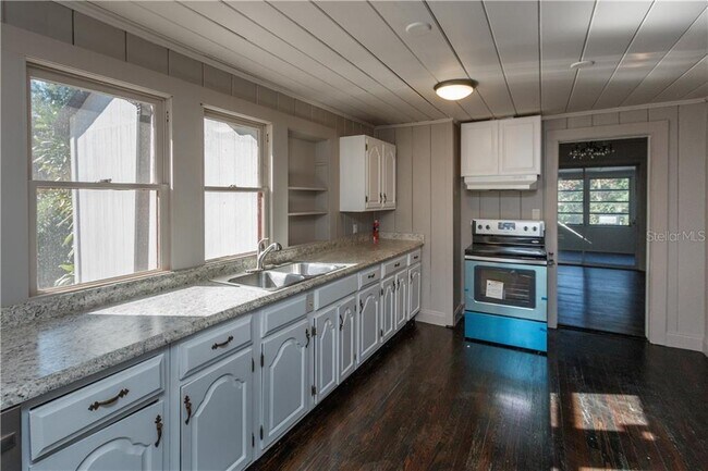 Building Photo - 835 Cathcart Terrace