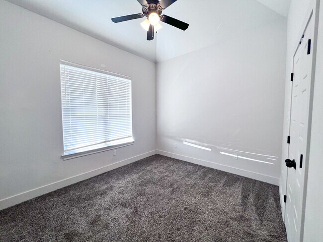 Building Photo - Truly OUTSTANDING Contemporary Floorplan/C...