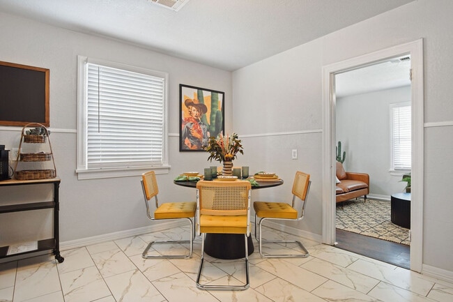 Building Photo - 912 W Comanche St