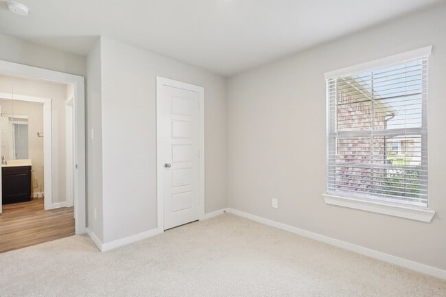 Building Photo - 920 Gentle Moss Dr
