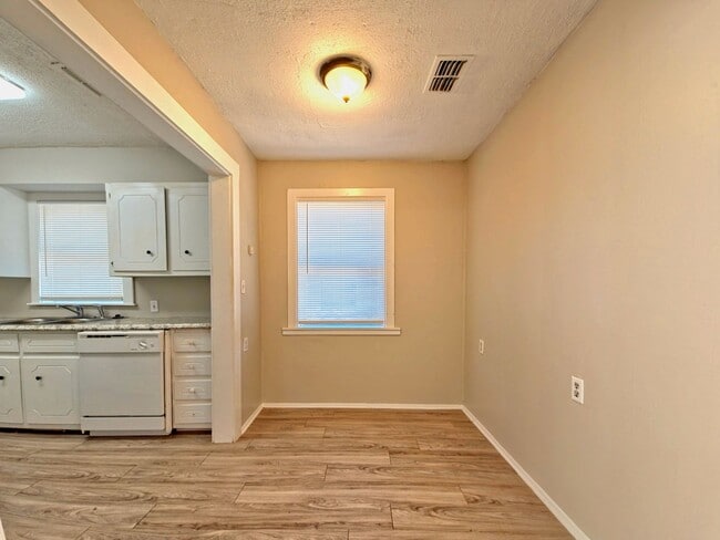 Building Photo - Cozy 2 Bedroom Home