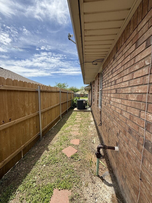 Building Photo - 427 N Rockford Pl