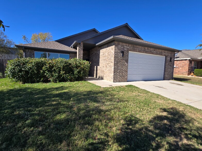 Primary Photo - 1100 Primrose Dr