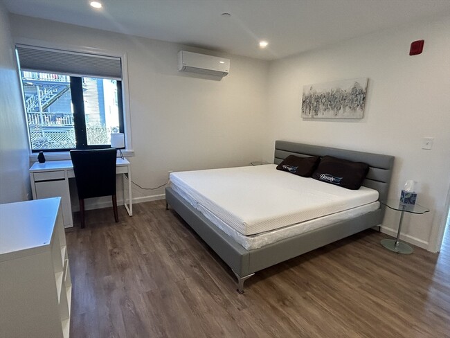 Building Photo - 64 Salem St