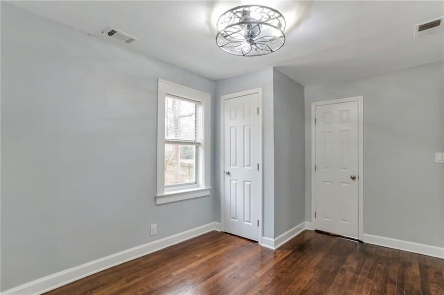 Building Photo - 2545 White Oak Dr