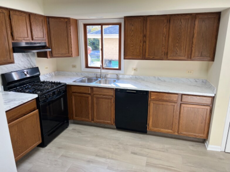 Building Photo - 315 Creekside Dr