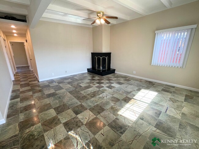 Building Photo - Large 2 Bedroom Home with Bonus room and G...