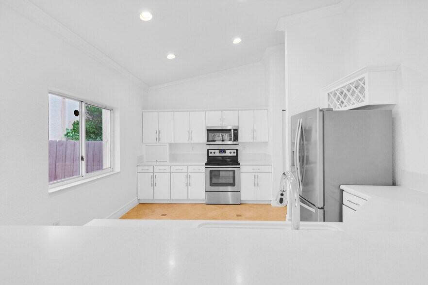 Building Photo - 5334 NW 111th Ct