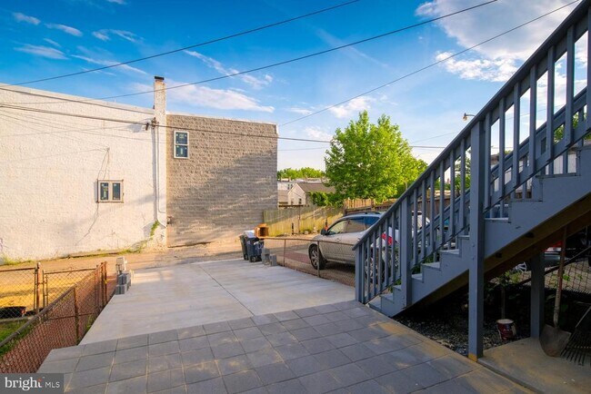 Building Photo - 704 Ingraham St NW