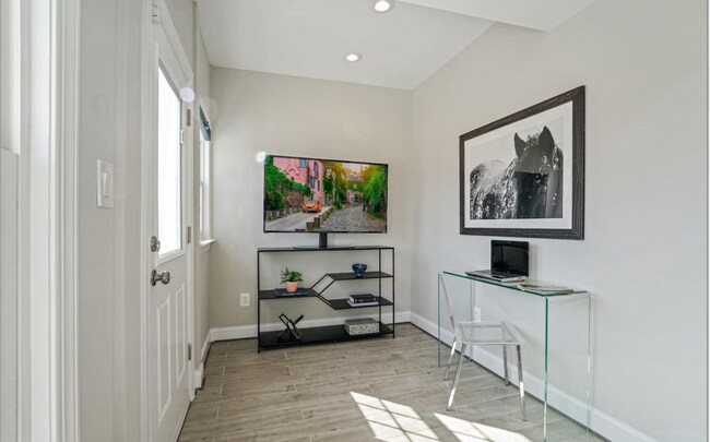 Building Photo - 4 bed 3.5 bath. Parking! Pets Welcome!