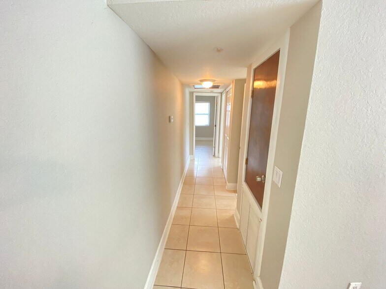 Building Photo - Available Now! 2/2 Bungalow near Downtown