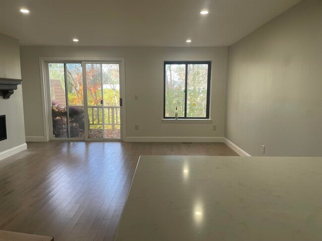 Building Photo - 64 Dunvegan Wds Dr