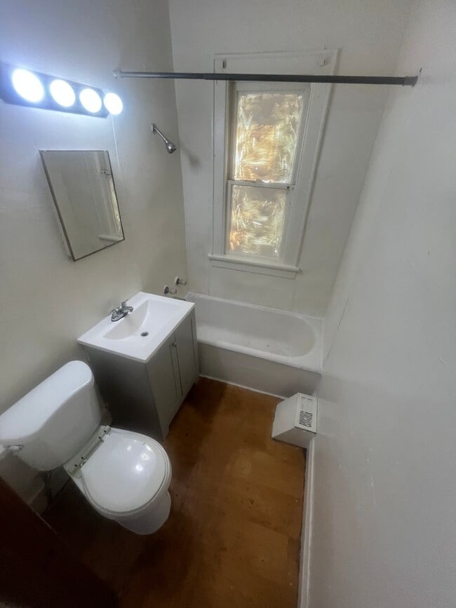 Building Photo - Spacious 3BR Lower Duplex Rental