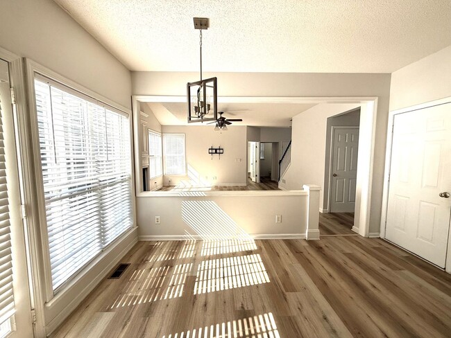 Building Photo - LOCATION!  Close to the outlet Malls and D...