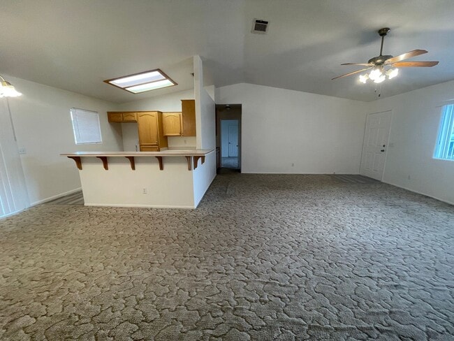 Building Photo - Apple Valley Home- 3 Bedrooms, 2 Bathrooms...