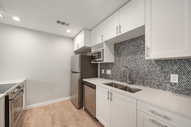 Building Photo - Modern 2 Bed, 2 Bath Multiplex in Austin, ...