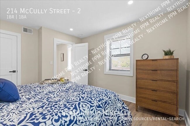 Building Photo - 214 McCully St