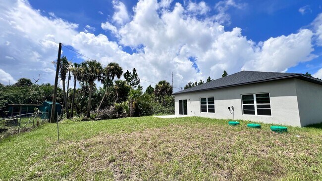 Building Photo - Spacious 3-Bedroom Home with Garage & Pati...